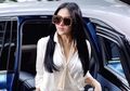 Lihat Street Style Mewah ala Syahrini Pakai Rok Mini dan Tas Harga Setengah Miliar Rupiah