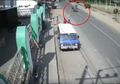 Gara-gara Senar Layangan, Dua Pemotor Bertabrakan hingga Terpental di Atas Aspal