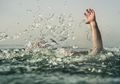 Seorang Ayah Tewas Tenggelam Setelah Menyelamatkan Dua Anaknya dari Arus Pantai