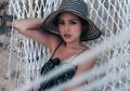 Biasa Bergaya Seksi, Lihat Tampilan Tertutup Jessica Iskandar Pakai Turban dan Long Dress yang Curi Perhatian
