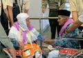 Naik Haji di Usia Senja, Seorang Kakek Tak Mau Lepaskan Tangan Sang Istri dari Genggamannya