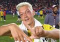 Diejek Fan Tottenham Hotspur, Mesut Oezil Balas dengan Sarkas