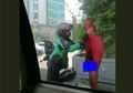 Tak Sungkan Pakaikan Jaketnya Sendiri Pada Remaja Pria yang Diduga Idap Ganguan Jiwa, Aksi Driver Ojol di Pinggir Jalan ini Bikin Haru