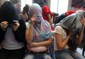Sedang Enak-enaknya, Para Pelaku Pesta Seks Berbayar Marah-Marah Saat Digerebek Aparat Keamanan