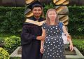 Bayar Janji pada Sang Ibu, Mahasiswa Ini Bawa Styrofoam Gambar Ibunya di Acara Wisuda