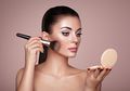 6 Inspirasi Make Up untuk Liburan Akhir Tahun Biar Tetap Cantik