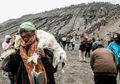 Mengenal Upacara Yadnya Kasada di Bromo, Tradisi Suku Tengger Berebut Sedekah, Bikin Merinding!