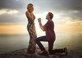 Ini Alasan Pria Berlutut saat Melamar Perempuan untuk Menikah, Romantis!