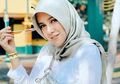 Meski Simpel, Outfit Hijab Olla Ramlan saat Pakai Tas dan Sneakers Mewah Jadi Perhatian
