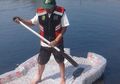 Pria Ini Sulap Ribuan Sampah Botol Plastik Jadi Perahu dan Kursi dari Kembangkan Ekobrik, Apa Itu?