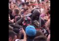 Viral Video Shaquille O'Neal yang Moshing di Festival Musik, Lihat Aksinya
