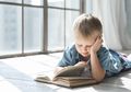Si Kecil Belum Bisa Membaca? Jangan Panik, Perhatikan Hal Berikut Ini Moms