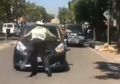 Pengendara Mobil Ini Tak Pedulikan Polisi dan Nekat Melaju Kencang Bak Film Action, Netizen: Pelit Amat, Suruh Duduk Dalam Kek!