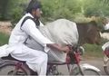 Pria Ini Rela Jadi Tontonan saat Bonceng Sapi dengan Sepeda Motor, Ternyata Alasannya Sungguh Lucu