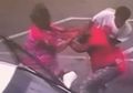 Elus Dada! Dua Emak-emak Brutal Saling Baku Hantam hingga Bayi yang Digendongnya Terjatuh dan Tewas
