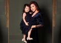 Curi Perhatian, Sarwendah dan Thalia Putri Onsu Tampil Kompak Pakai Sepatu Branded saat Nge-Mall