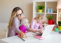 Merasa Bersalah Jadi Working Mom? Coba Strategi Ini untuk Mengatasinya