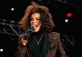 Memilukan, Ternyata Whitney Houston Punya Trauma Masa Kecil yang Dipicu Oleh Sepupu Perempuannya Sendiri