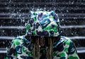 BAPE Rilis Jas Ujan Ponco Seharga Rp 3 juta, Kelebihannya Nggak Ada!