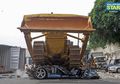 Tak Kenal Ampun, Mobil Seharga Rp1,9 Milliar Ini Dihancurkan dengan Bulldozer Gara-gara Menunggak Pajak