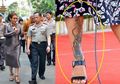 Berpose Bersama Kapolri dan Sejumlah Petinggi Polisi Usai Tandatangi MoU, Susi Pudjiastuti Tutupi Tato di Kakinya dengan Gaya Santun Tak Terduga
