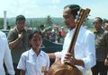 Cerita Siswi SMP yang Tembus Paspampres Sambil Menangis dan Berikan Gitar pada Jokowi