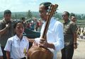 Sampai Nangis, Siswi SMP Nekat Tembus Penjagaan Ketat Paspampres Demi Berikan Gitar ke Presiden Jokowi