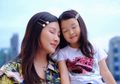 Kunjungi Kota Tua, Sarwendah dan Thalia Kompak dengan Baju Couple Ibu Anak Dipadu Payung Harga Jutaan Rupiah!