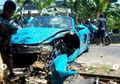 Mobil Porch 718 2,5 Miliar Hancur Bagian Depannya Setelah Tabrak Motor yang Belok Tiba-tiba, Pemotor Selamat