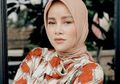 Hadiri Pernikahan Adik Ipar, Intip Cantiknya Olla Ramlan dengan Kebaya Modern Biru Muda