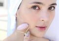 Ketahui Manfaat dari Face Roller, Mulai dari Membuat Wajah Jadi Tirus Hingga Melancarkan Peredaran Darah