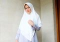 Intip Fashion Hijab Kondangan ala Olla Ramlan Kenakan Busana Tunik Pas Body yang Curi Perhatian