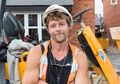 Banyak yang Menyebutnya Mirip Brad Pitt, Kuli Bangunan Ini Selalu Menjadi Pusat Perhatian Dimana pun Ia Berada