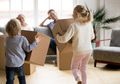 Mengajarkan Si Kecil Pekerjaan Rumah, Ternyata Memiliki Manfaat Moms!