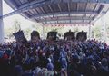 Ratusan Warga Surabaya Nantikan Pawai Gala Premiere Film Bumi Manusia dan Perburuan