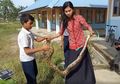 Warga Sekolah Panik Ada Ular Piton, Ibu Guru Ini Tangkap Pakai Tangan Kosong