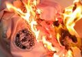 Kecewa dengan Petinggi Klub, Fans Bakar Jersey Manchester United