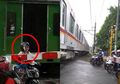 Hampir Terserempet Kereta, Emak-emak Ini Nekat Terobos Palang Pintu KA, Terjebak di Perlintasan Justru Lempar Senyum Tak Bersalah