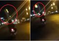 Viral Pocong Terekam Berdiri Santai di Atas Helm Pengendara Motor, Netizen: Kenapa Ga Minta Bonceng Aja Sih?