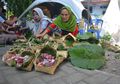 Mulai ‘Go Green’ dan Hindari Plastik, Warga Gunakan Besek Bambu untuk Wadah Daging Kurban