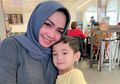 Tampil Sederhana Saat Bikin Sate, Mertua Raffi Ahmad Sukses Buat Netizen Melongo: 'Orang Kaya Mah Nyate Gak Pakai Asap'
