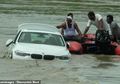 Tak Bersyukur, Pengen Jaguar Tapi Dibelikan BMW, Pemuda Ini Buang Hadiah Mobil dari Orang Tuanya ke Sungai