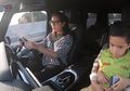 Nyetir Mobil Mewah Ala 'Emak-Emak', Nagita Slavina: "Ambil Sen Kiri Beloknya ke Kanan Gue Barusan"
