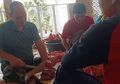 Ikut Potong Daging Kurban Bersama Warga, Bule Ini Jadi Sorotan Publik, Siapakah Dia?