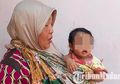 Pilu, Bocah 1 Tahun Ini Tunggu Jenazah Ayahnya di Kamar Selama 3 Hari dan Terus Memeluknya