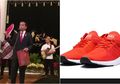 Tanya Soal Nomor Sepatu, Jokowi Berikan Sepatu Miliknya ke Anggota Paskibraka, Produk Buatan dalam Negeri