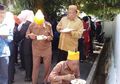Viral Foto Veteran Makan Sambil Jongkok di Depan Got Rujab Gubernur Sulsel