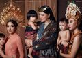 Kahiyang Ayu, Gisella Anastasia, dan Rinni Wulandari Tampil Kompak dengan Anak dalam Pemotretan Memakai Busana Tradisional Indonesia