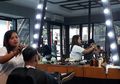 BarberTot: Rambut Cowok Jadi Keren Total Ditangani Barber Cewek!