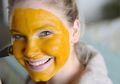 Wajah Kinclong dengan Masker Madu yang Bisa Kamu Buat Sendiri